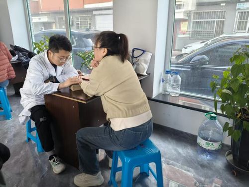 长春净月高新区博硕街道博硕社区开展公益健康咨询志愿服务活动，为居民送去春日温暖